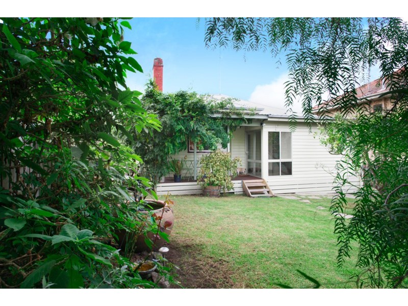 6 Cairns Avenue, Newtown VIC 3220