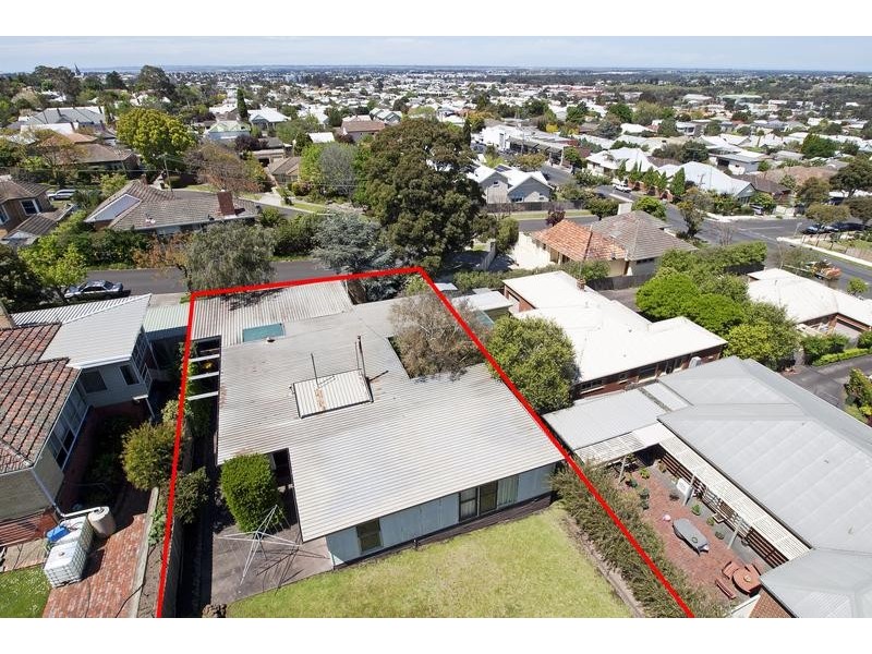 8 Mont Street, Newtown VIC 3220