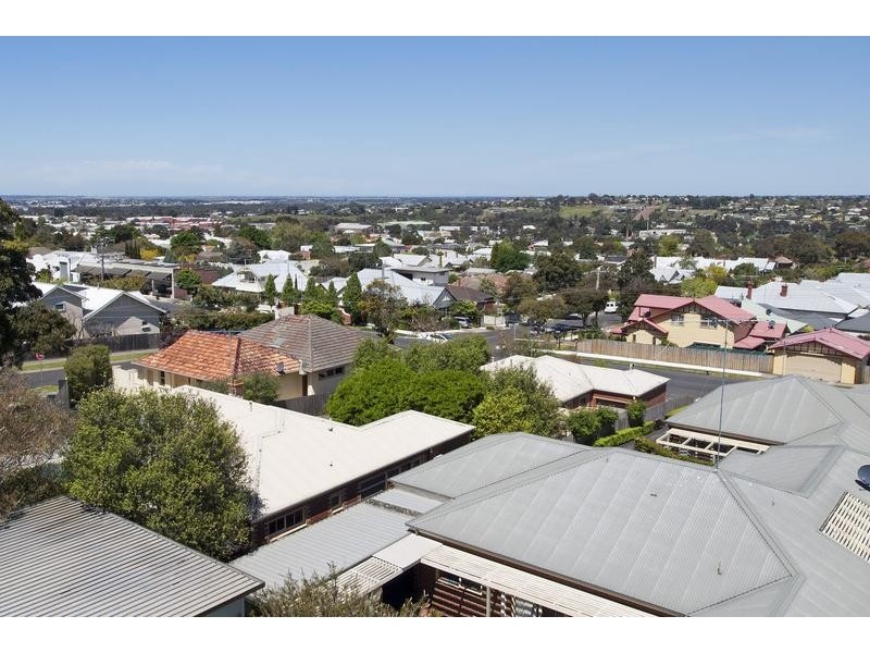 8 Mont Street, Newtown VIC 3220