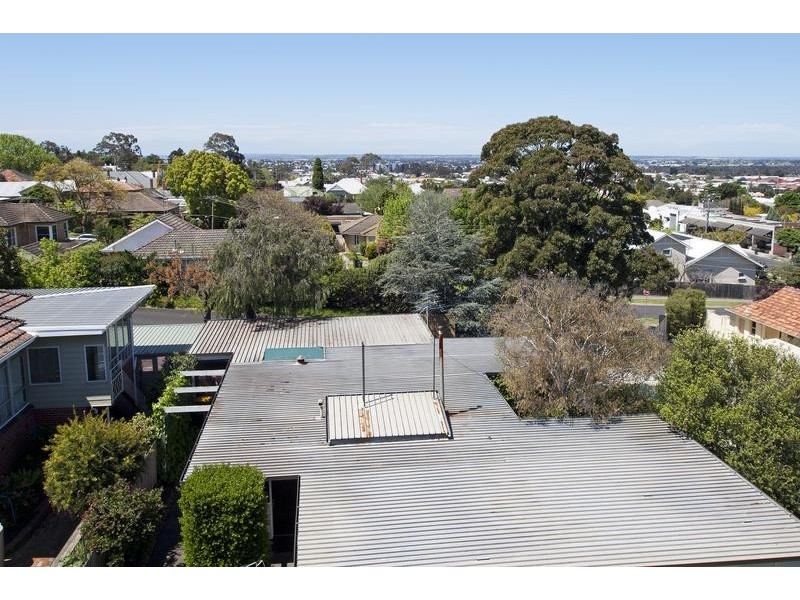 8 Mont Street, Newtown VIC 3220
