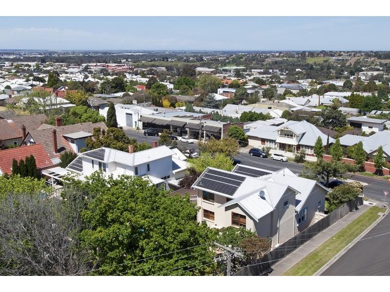 8 Mont Street, Newtown VIC 3220