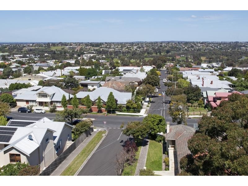 8 Mont Street, Newtown VIC 3220