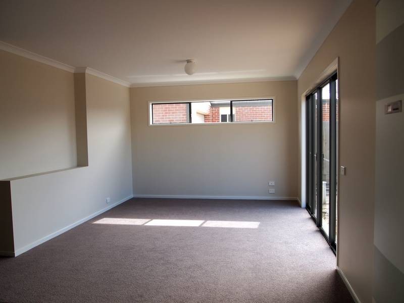 2/22 Lancaster Avenue, Newcomb VIC 3219