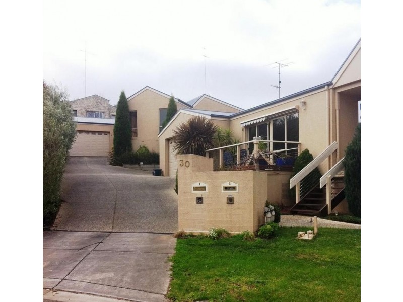 2/30 Buckingham Road, Newtown VIC 3220