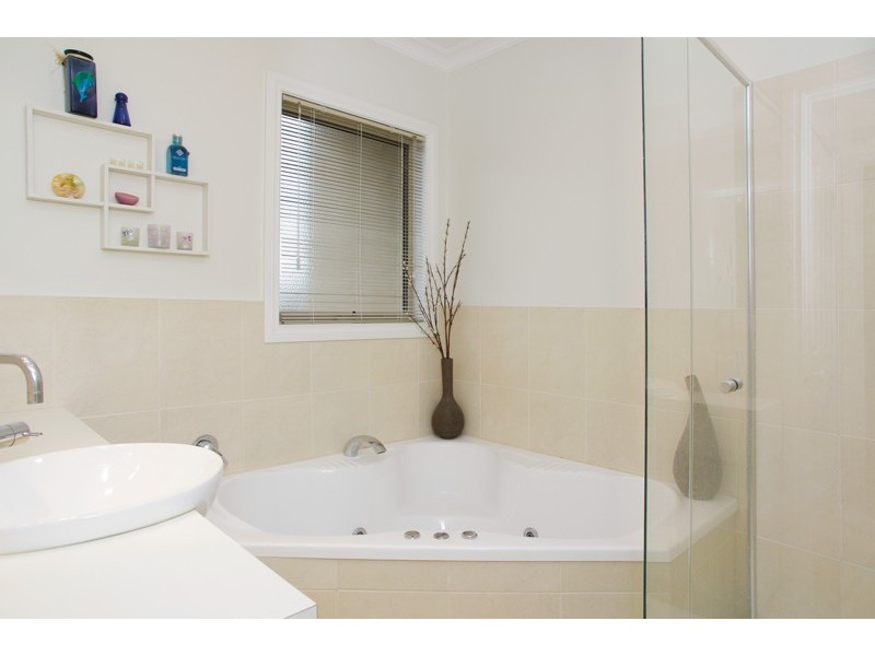 2/30 Buckingham Road, Newtown VIC 3220