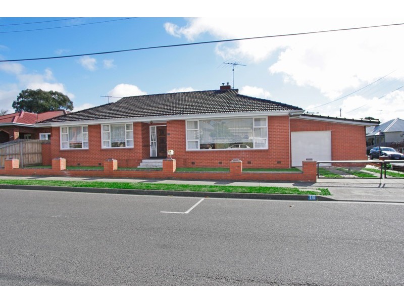 16 Clarke Street, Newtown VIC 3220