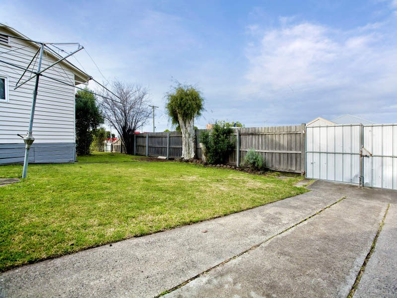 24 Bellarine Highway, Newcomb VIC 3219