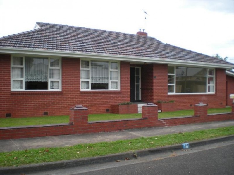 16 Clarke Street, Newtown VIC 3220