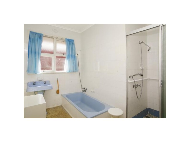 16 Clarke Street, Newtown VIC 3220