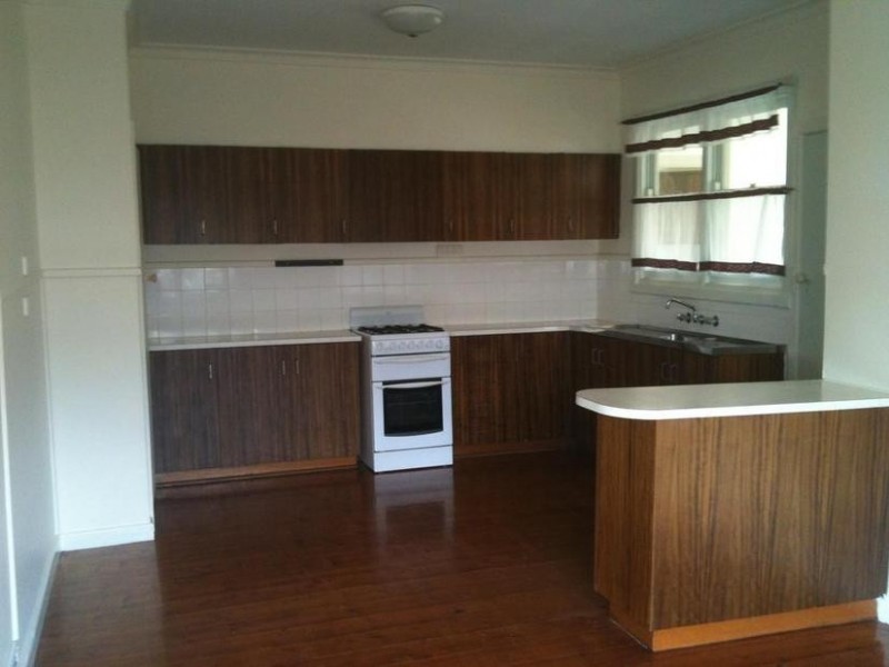 4 Saffron Street, Newtown VIC 3220