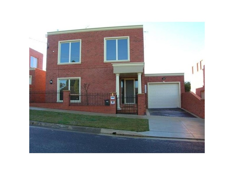 1 Dundee Place, Newtown VIC 3220