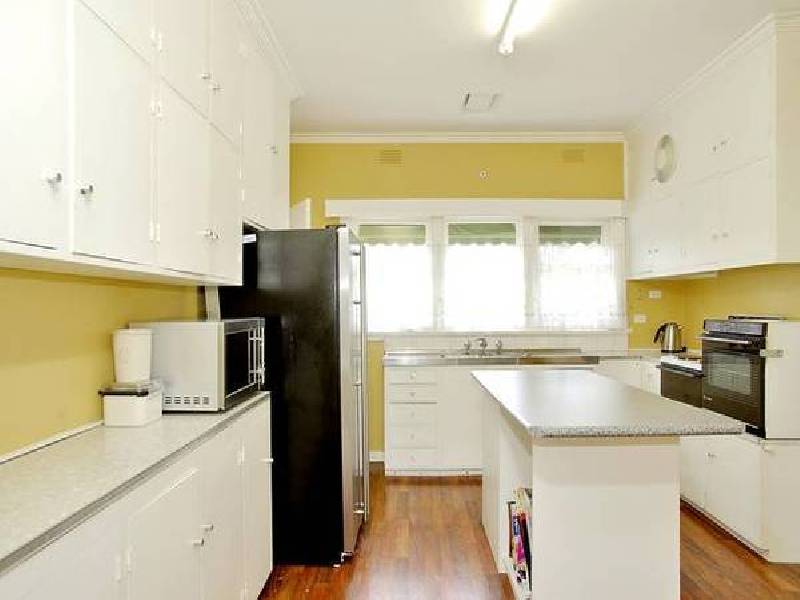 24 Layton Crescent, Newtown VIC 3220