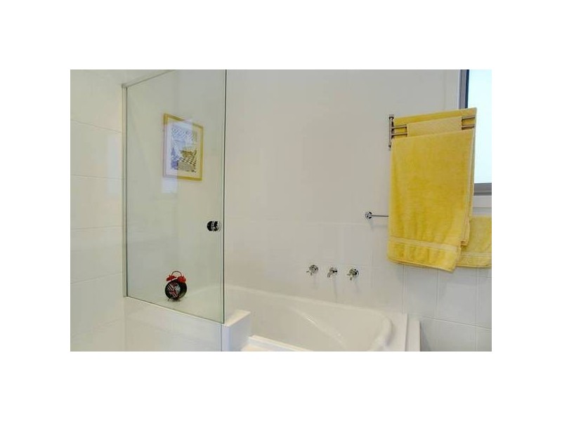 2/75 Clarke Street, Newtown VIC 3220