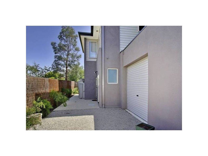 2/75 Clarke Street, Newtown VIC 3220