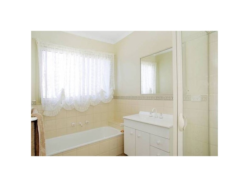 8 Waiora Avenue, Hamlyn Heights VIC 3215