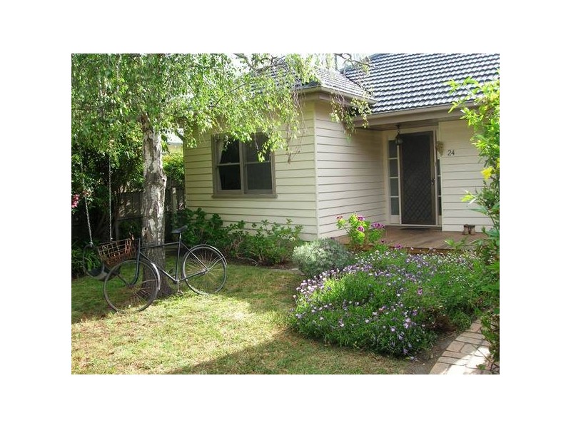 24 Cambridge St, Belmont VIC 3216