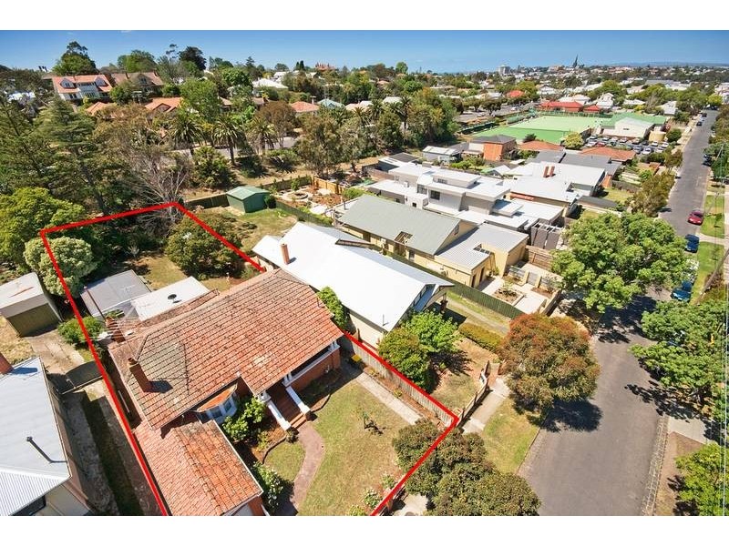 18 Huntingdon Street, Newtown VIC 3220
