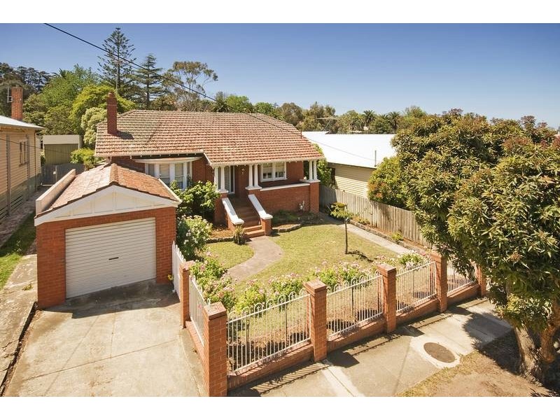 18 Huntingdon Street, Newtown VIC 3220