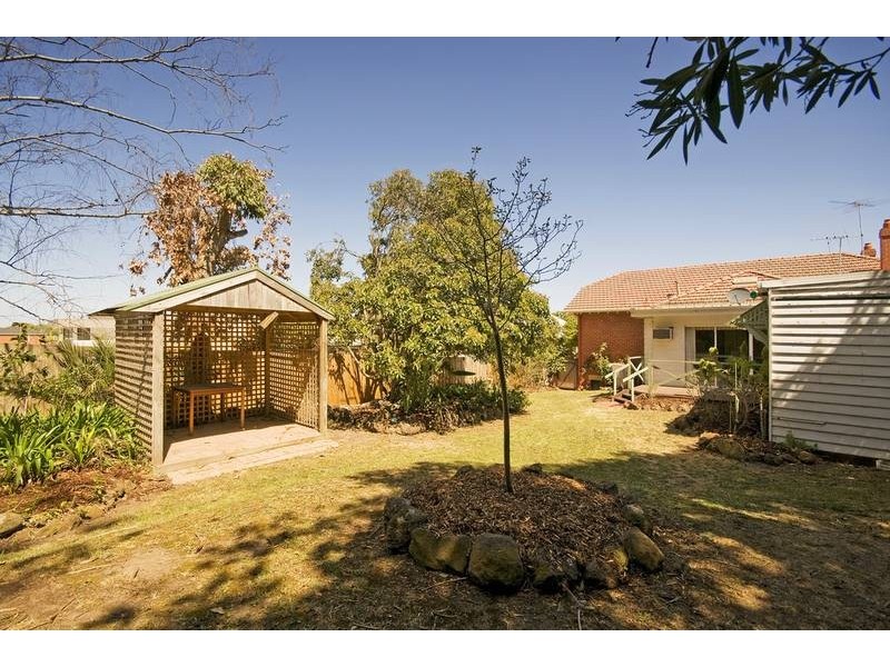 18 Huntingdon Street, Newtown VIC 3220