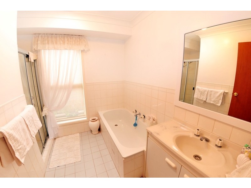 6 Borrodale Ave, Bateau Bay NSW 2261