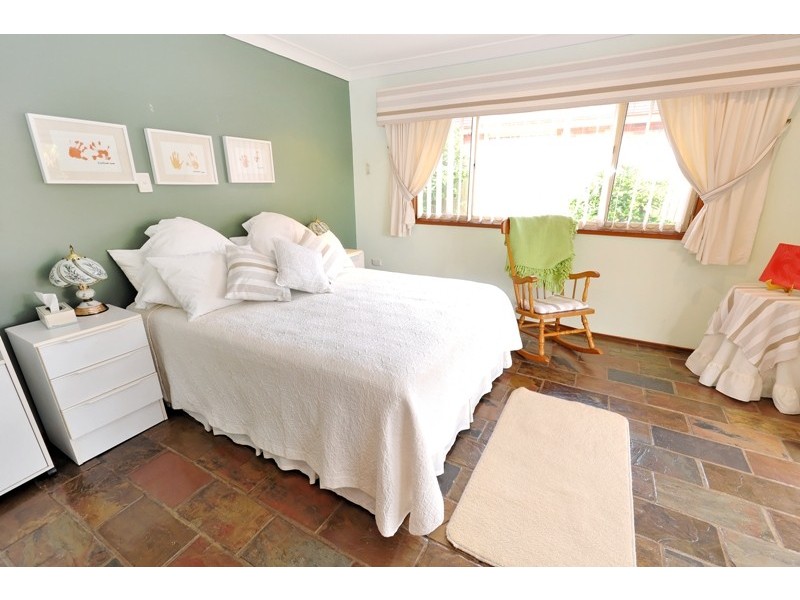 6 Borrodale Ave, Bateau Bay NSW 2261