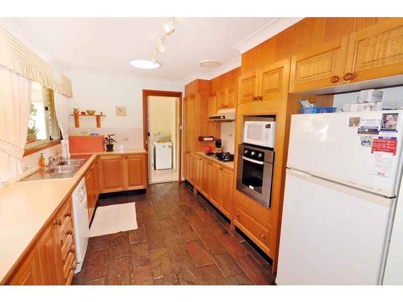 6 Borrodale Ave, Bateau Bay NSW 2261