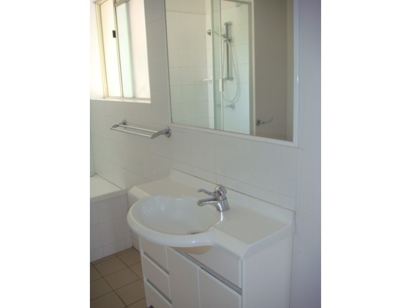 3a/8 Mitre Street, St Lucia QLD 4067