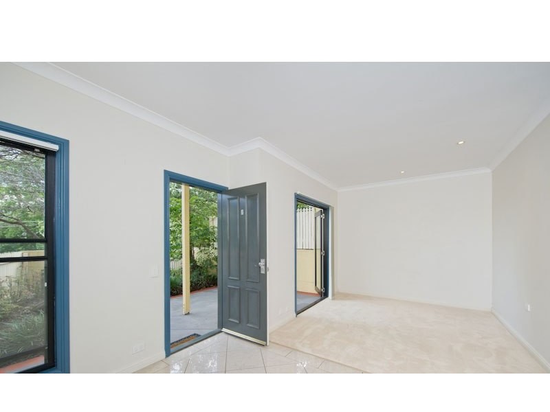 2/10 Greenlaw Street, Indooroopilly QLD 4068