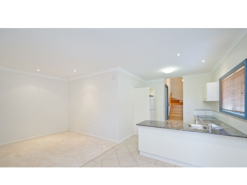 2/10 Greenlaw Street, Indooroopilly QLD 4068