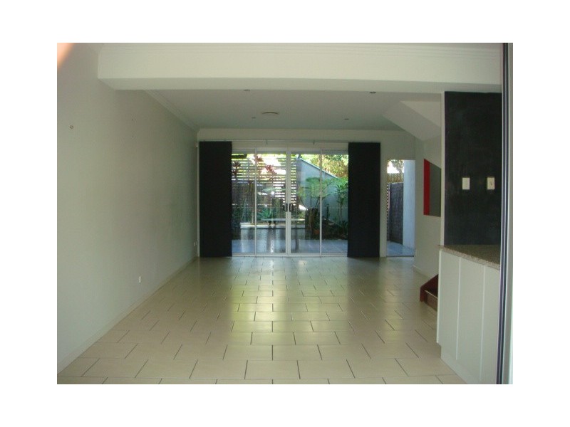 2/23 Curlew Street, Toowong QLD 4066