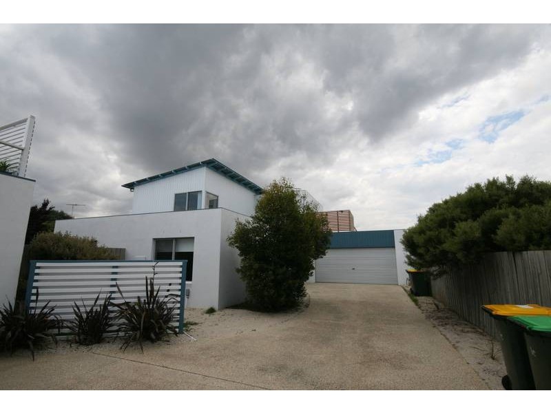 2/1C Boscarne Avenue, Torquay VIC 3228