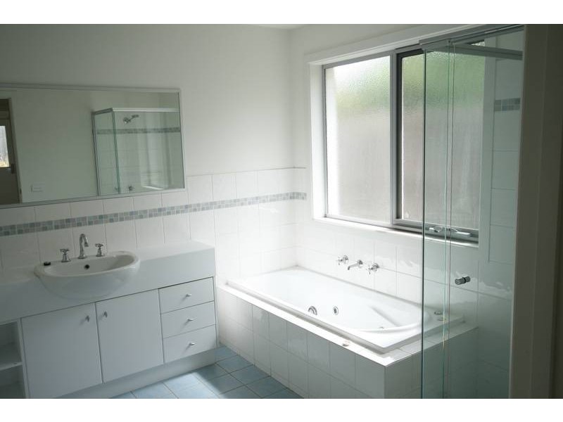 2/1C Boscarne Avenue, Torquay VIC 3228