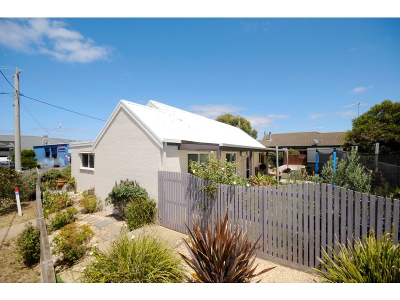98 Beach Road, Torquay VIC 3228