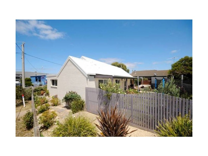 98 Beach Road, Torquay VIC 3228