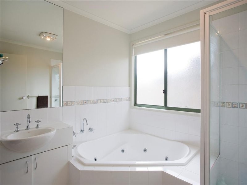 2/17 Sandhurst Cres, Jan Juc VIC 3228