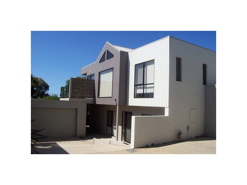 2/82 Fischer Street, Torquay VIC 3228
