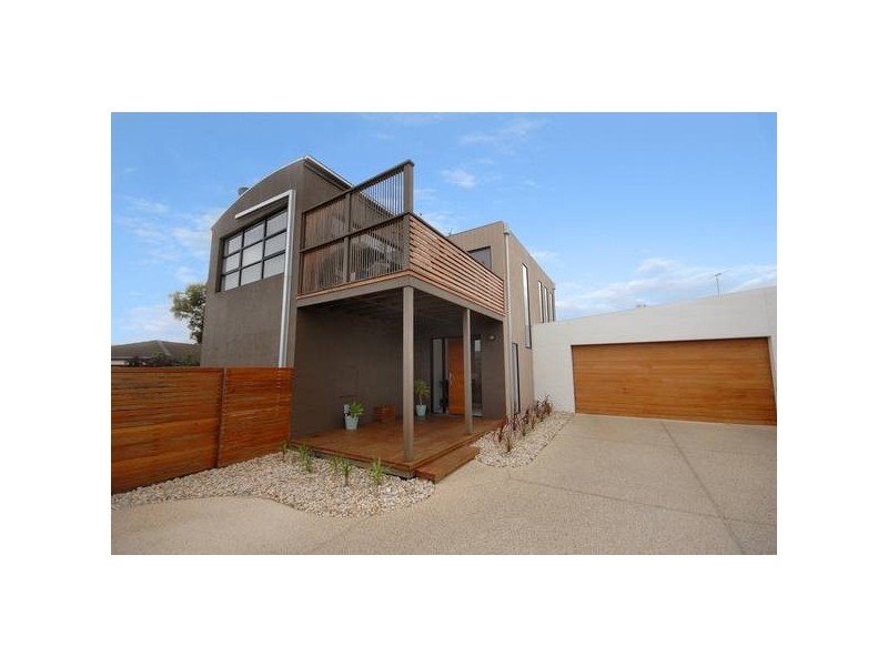 2/14 Pomora Avenue, Torquay VIC 3228