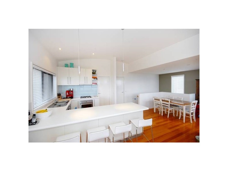 2/14 Pomora Avenue, Torquay VIC 3228