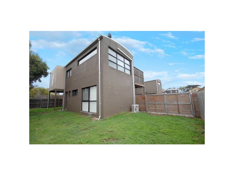 2/14 Pomora Avenue, Torquay VIC 3228