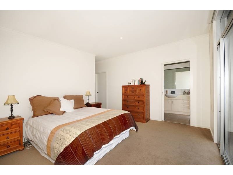 2/21 Pomora Avenue, Torquay VIC 3228