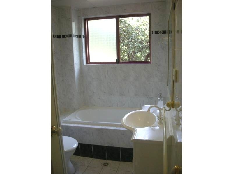 2/15 Park Ave, Westmead NSW 2145