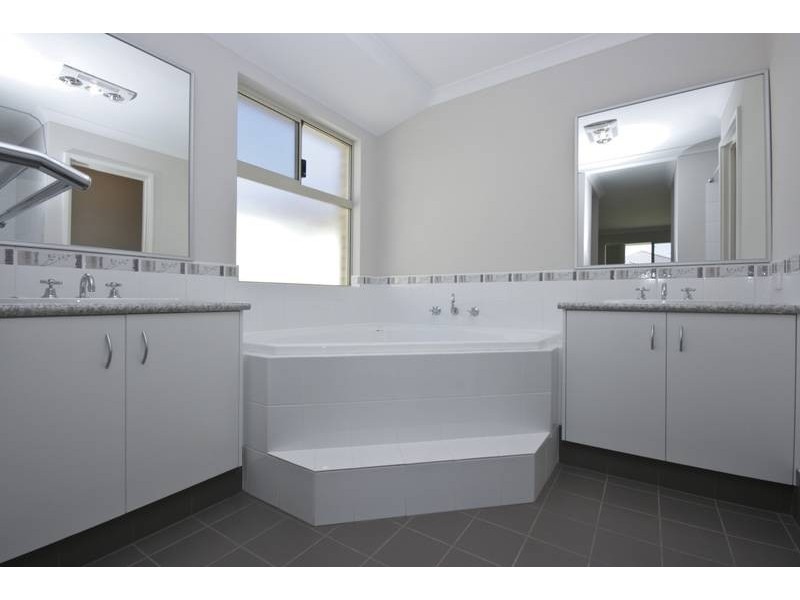 29 St Joseph Fairway, Success WA 6164