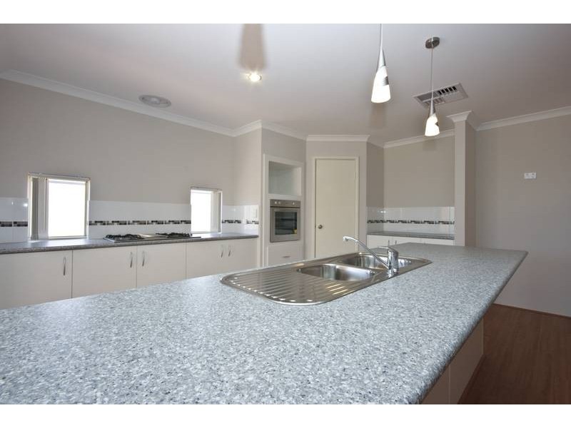 29 St Joseph Fairway, Success WA 6164