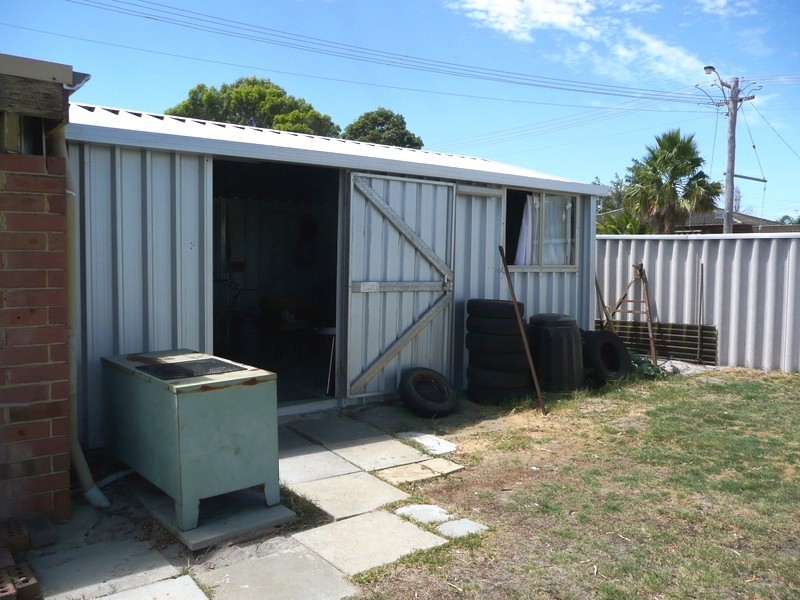 1 Tinaroo Court, South Lake WA 6164