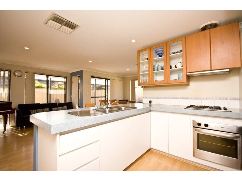 2 Beroona Way, South Lake WA 6164