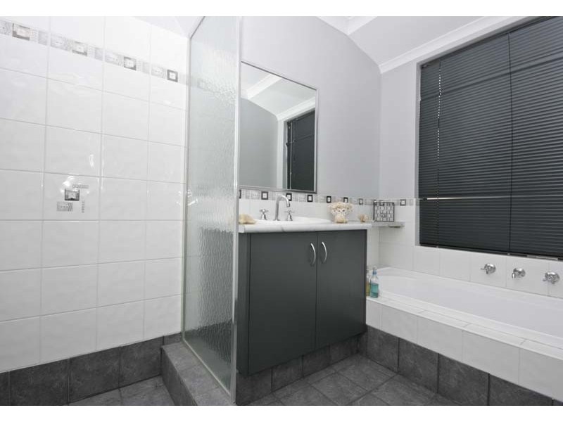 4 Leichhardt Crossing, Hammond Park WA 6164