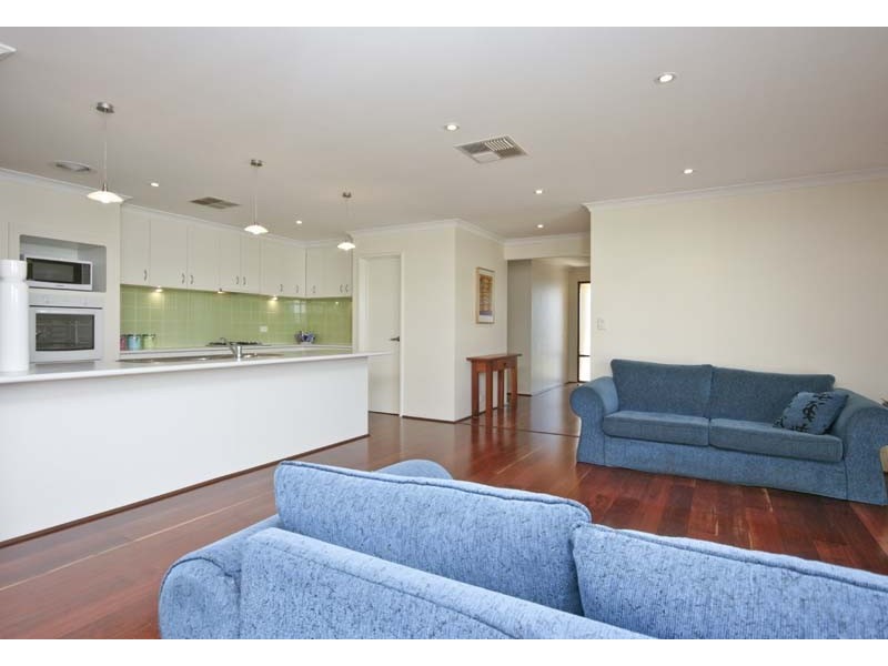 35 Leichhardt Crossing, Hammond Park WA 6164