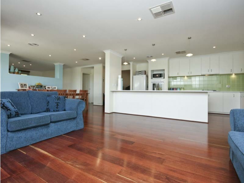 35 Leichhardt Crossing, Hammond Park WA 6164