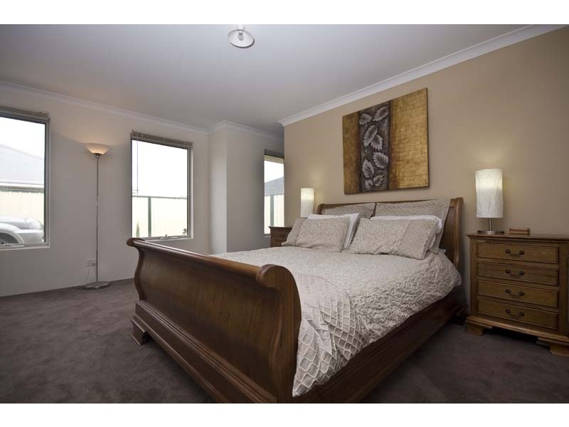 19 Flametree Bend, Hammond Park WA 6164