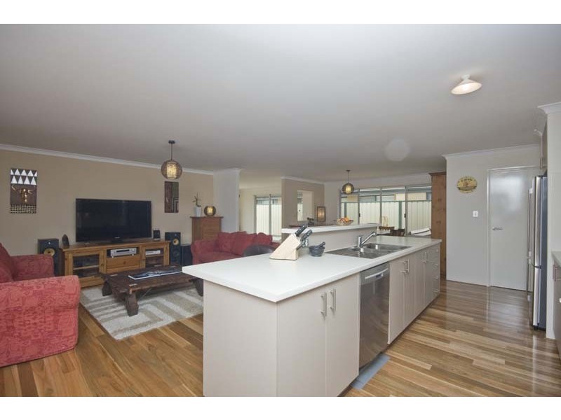 19 Flametree Bend, Hammond Park WA 6164